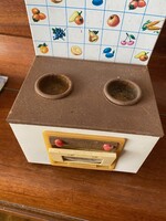 Retro gyerekjáték,tűzhely,konyhai kellék. fellelt állapotban.Mérete:28  cm magasés 17 cm széles.