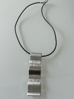 Modern nyakék nemesacél medállal, 41 cm hosszú