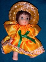 Retro nagyon szép keze-lába mozgó apró selyem ruhás porcelán játék baba 10 cm a képek szerint