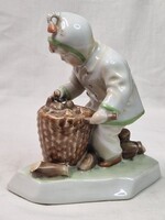 Sinkó András tervezte régi Zsolnay Rőzsés fiú porcelán figura hibátlan állapotban 16 cm. magas