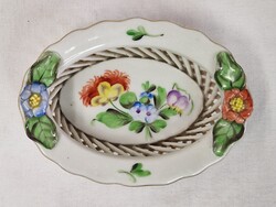 Herendi fonott szélű porcelán kosárka virágos festésű aranyozott hibátlan állapotban 9,5 cm. hosszú