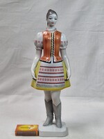 Hollóházi nagyméretű kézzel festett porcelán népviseletes lány figura hibátlan állapotban 30cm magas