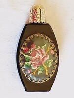 Pompadour miniatűr parfümös fekete üveg bécsi kézműves Ausztria 1950- retro üres gobelines
