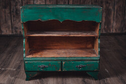 Bájos, vintage stílusú, shabby chic jegyeket hordozó zöld polcos szekrény