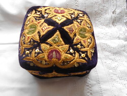 Teljes felület dusan aranyszálas hímzéssel keleti férfi fejfedő, tyubityejka-  56 cm méret-