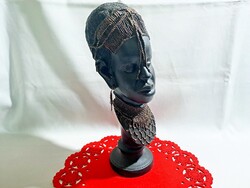 Afrikai női fejet ábrázoló fekete szobor arany színűre festett ékszerekkel 38 cm magas