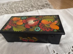 Orosz szépen festett fa doboz, jelzett.