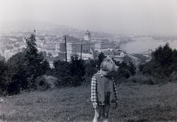 Régi fotónegatív Budapest panoráma egy szomorkás kislánnyal 1970-es évek utcaképe B14/13/9