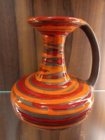 Szignált iparművészeti kerámia váza, 18 cm-es magasságú.