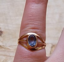 14 karátos arany gyűrű világoskék kővel, kis méret