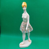 Káldor Aurél Hollóházi Manöken lány figura, Sétáló lány