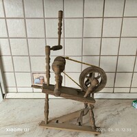 Fából készült régi modell rokka, működő rokka eladó! 24 cm-es magasságú.