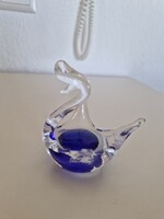 Hibátlan kobaltkék vízen úszó kristály hattyú