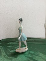 Hollóházi porcelán sétáló lány