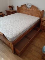 Rusztikus jellegű franciaágy.