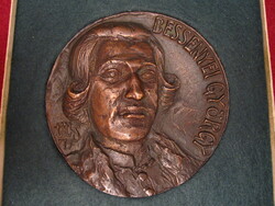 Bronz plakett dobozában - Tóth Sándor (1933 - 2019) - Bessenyei György