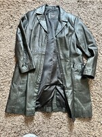 Klasszikus fazonú fekete női bőrkabát