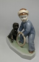 Zsolnay porcelán,karikával játszó fiú!