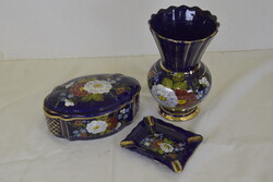Kék porcelán váza, hamutál, bonbonier szett A193