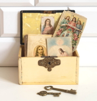 Vintage műanyag / bakelit doboz Krisztus képpel + imakönyv, szentképek, kulcsok; láda, kegytárgy