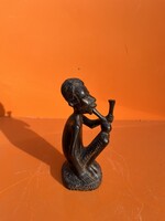 Faragott afrikai pipázó szobor