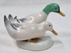 Régi Aquincumi talapzaton álló kacsa pár porcelán figura hibátlan állapotban 6 cm. magas