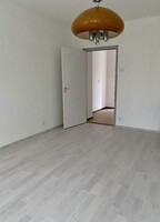 Guzzini stílusú retro Szarvasi mennyezeti lámpa homok színben nagy búrájú