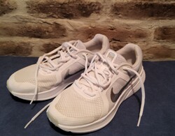 Nike Run Swift 2 futócipő 39-es