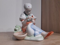 Zsolnay porcelán libatömő lány.