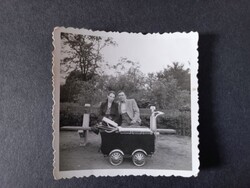 Régi fotó Házaspár babakocsival a parkban, 1941 Álmos vezér tér