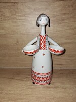 Hollóházi tálas, tálat tartó lány