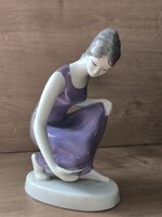 Hollóházi porcelán figurák, tornászlány, lilaruhás lány