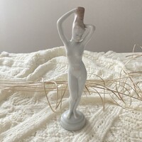 Hibátlan, vitrinben tartott Aquincumi porcelán álló női akt