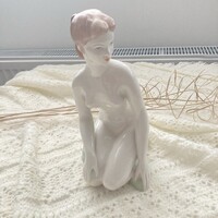 Hibátlan, vitrinben tartott Aquincumi porcelán térdepelő női akt