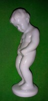 Porcelán miniatűra Maneken Pis pisilős kisfiú mini szobor 12 cm a képek szerint