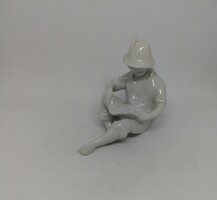 Drasche porcelán olvasó fiú!