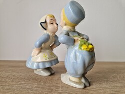 Vintage festett porcelán puszit váltó páros