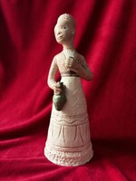 Nő, korsóval és pohárral a kezében,  Kovács Margit