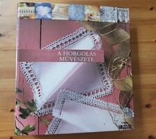 A HORGOLÁS MŰVÉSZETE NAGY SZÍNES GYŰJTŐALBUM GYŰRŰS MAPPÁBAN + 5 db DIANA, AMELIE HORGOLÁS