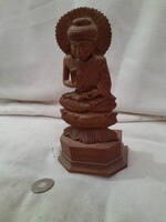 Faragott szép fa Buddha szobor