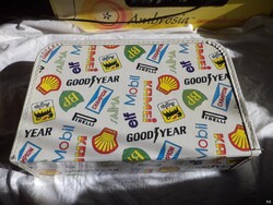 Nagyméretű retro autó márkás gyerek táska (4939)