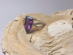 Fehérarany (14K) ibolyaszínű kvarc ametisztes (2,25 ct) gyémántos (20 db ~ 0,06 ct) gyűrű