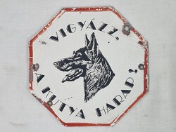 Régi festett fém tábla, "VIGYÁZZ A KUTYA HARAP!" felirattal 13 cm. átmérőjű