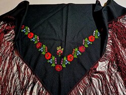 E_Matyó mintával hímzett rojtos fekete selyem vállkendő, 126 x 61 cm + 26 cm rojt