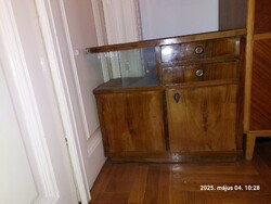 Kicsi vitrines szekrény