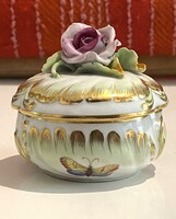 VIKTÓRIA MINTÁS, FEDELES, RÓZSÁVAL DÍSZÍTETT ÉKSZERTARTÓ FESTETT, JELZETT HERENDI PORCELÁN DÍSZTÁRGY