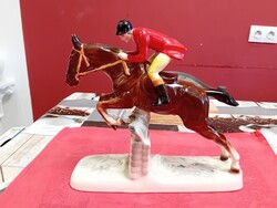 Hertwig & Co Katzhütte porcelán versenylovas