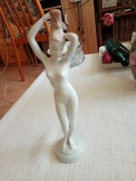 Porcelán figura Aquincumi fésülködő lány.