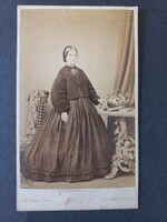 Antik CdV fotó egy  hölgyről viktoriánus ruhában W Turner 40 Albion Street Leeds