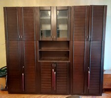 Több részes barna szekrénysor